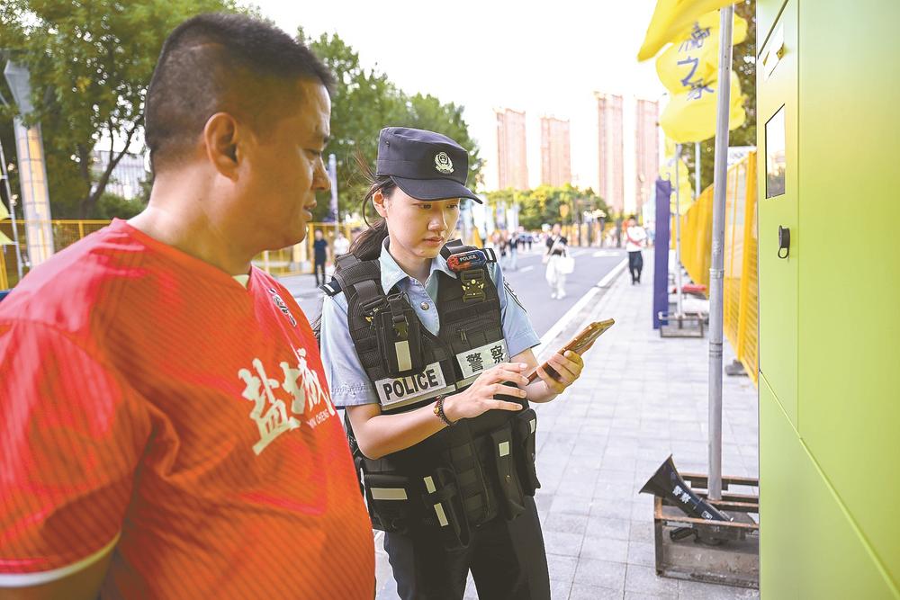 藏蓝防线护绿茵 平安相伴观赛乐 亭湖公安安保有“力度”更有“温度”