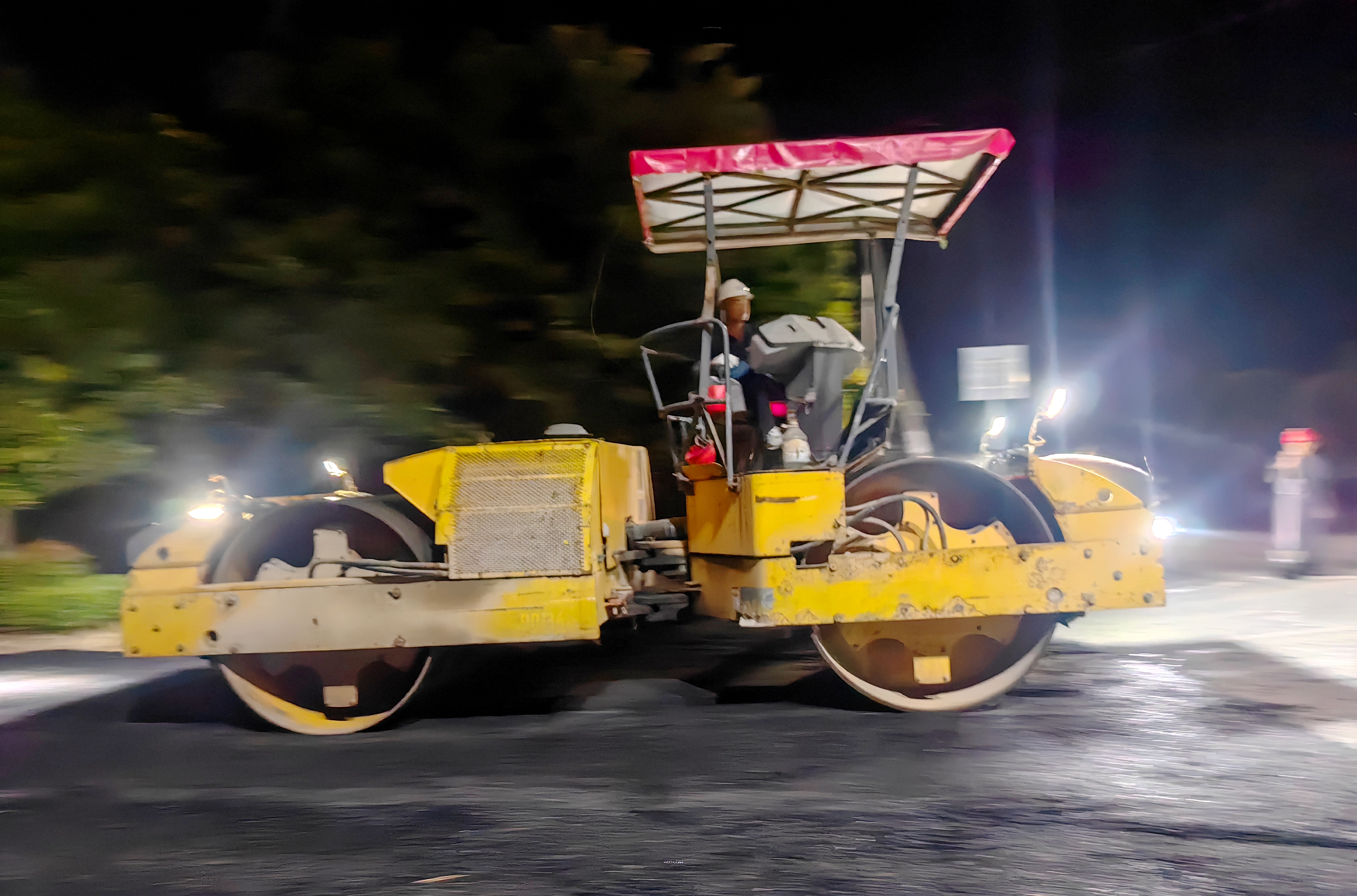 草堰镇双河村夜间抢修道路