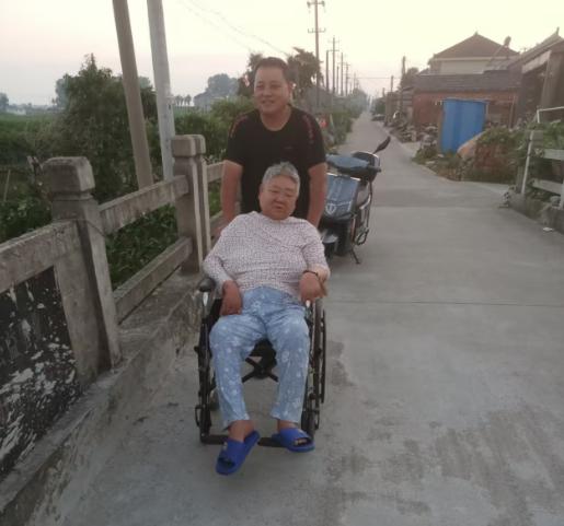 丁美根精心照料残疾妻子成佳话