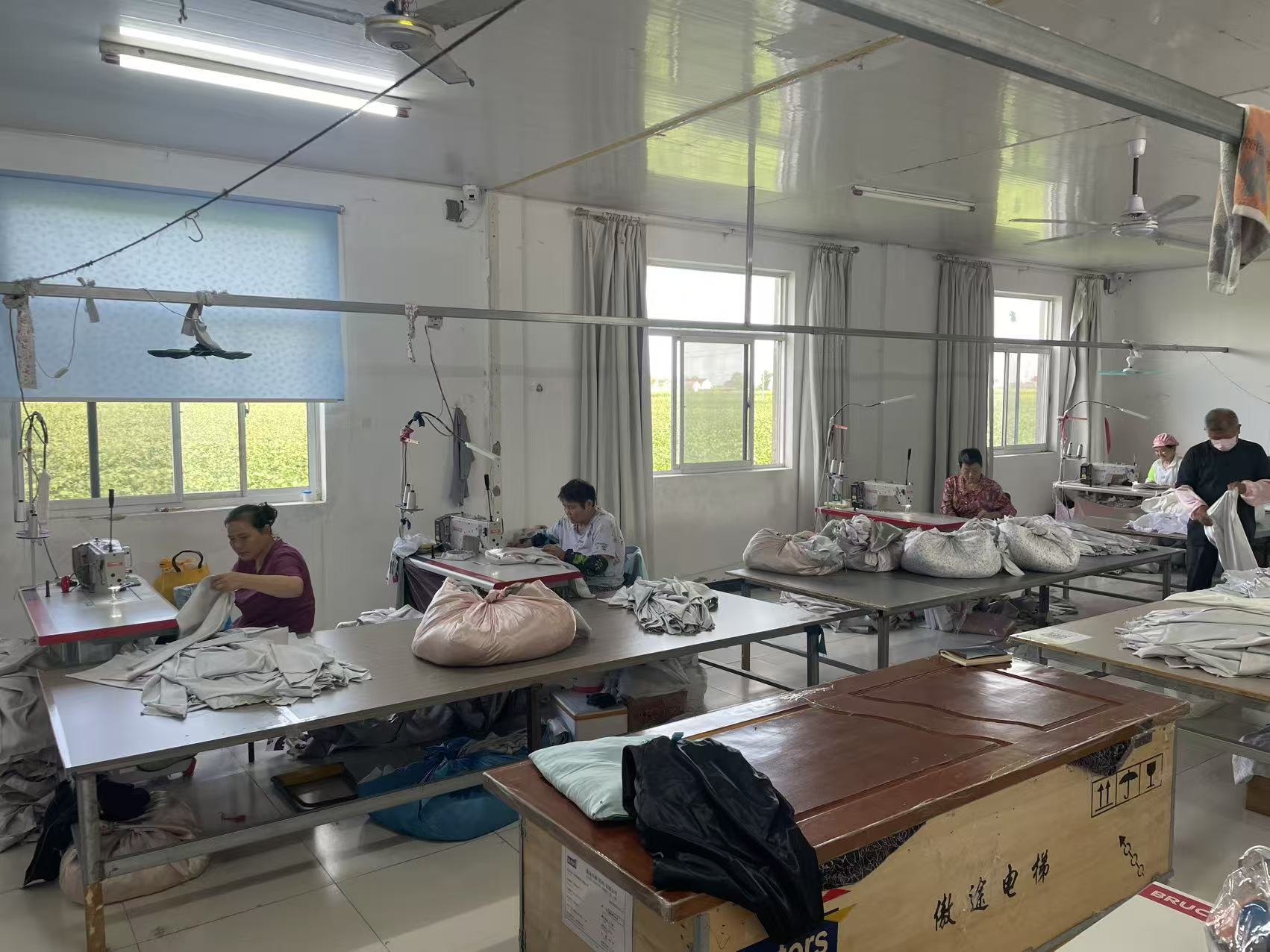 小海镇新圩村：工坊建在家门口 巧手织出共富景