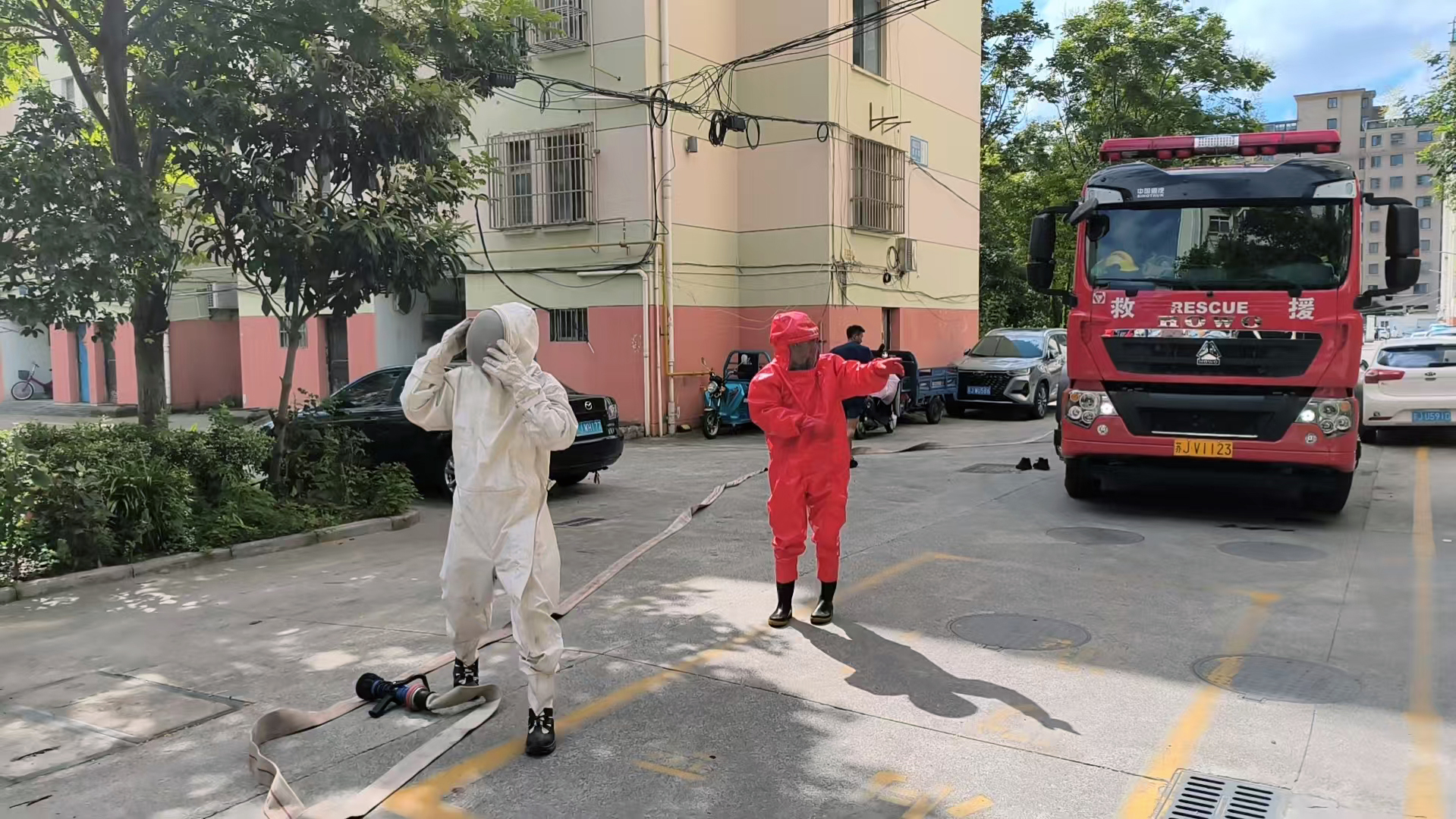 大中街道建丰社区网格员联动消防队员排险保平安