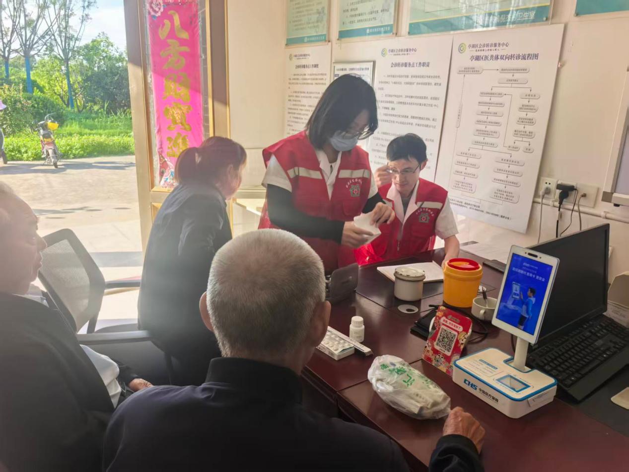 新兴镇倪杰村：回访护健康 服务守民生