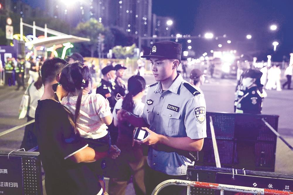 从警十二天  盐南新警护航“苏超”赛场守平安