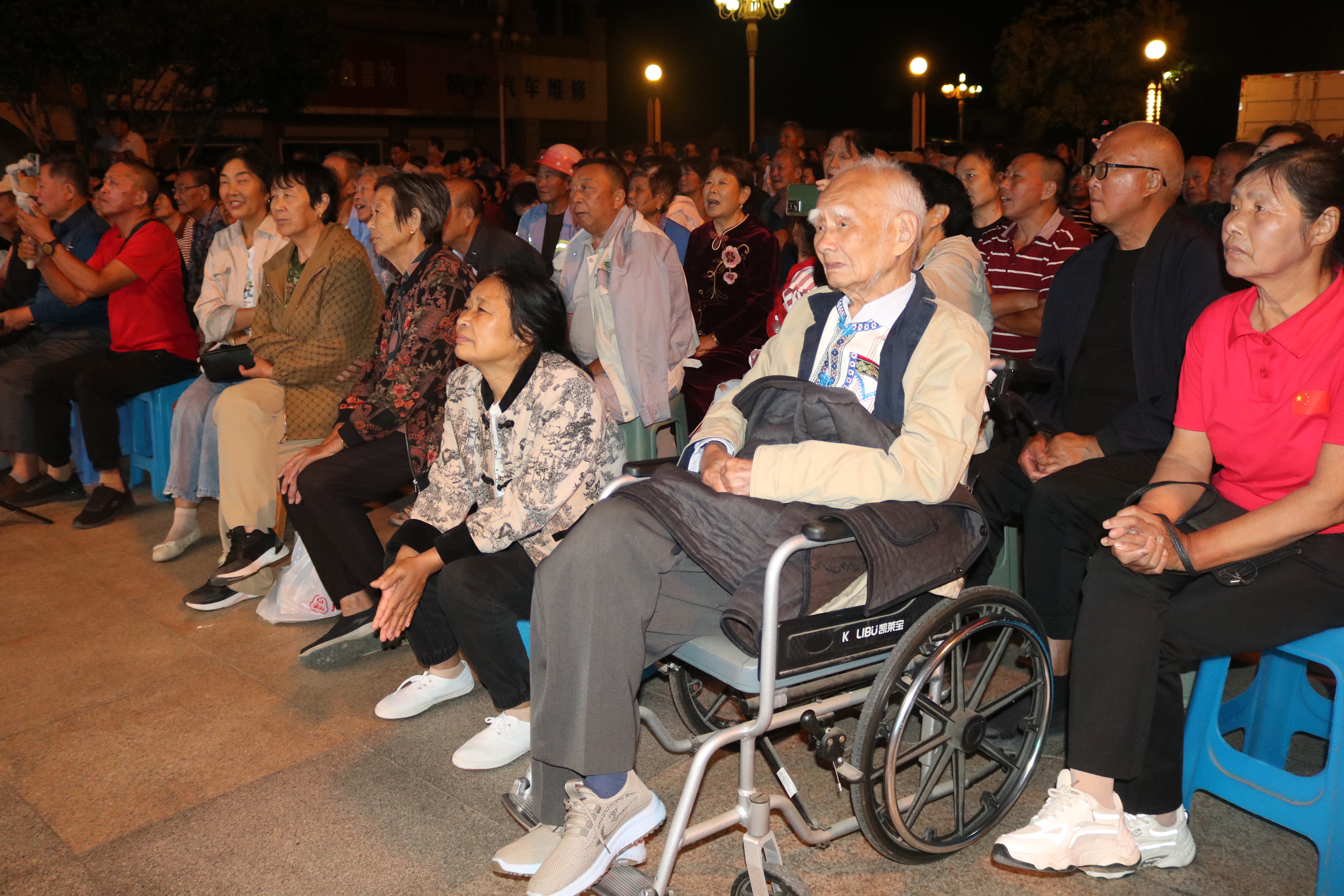 小海镇暖心服务护航送戏下乡活动