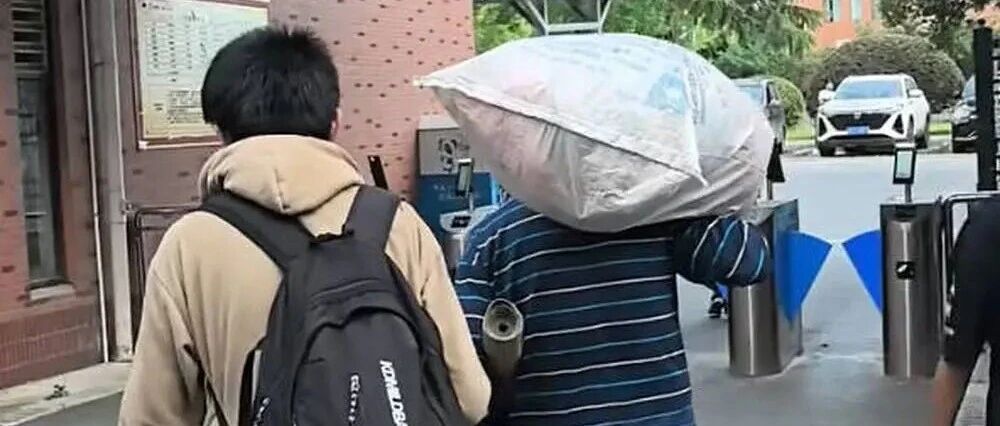 因“父亲背8个鸡蛋接考”感动全网的贺永辉，作为大学新生代表发言：不愿只做“走出大山的少年”，更想做“回到乡土的青年”