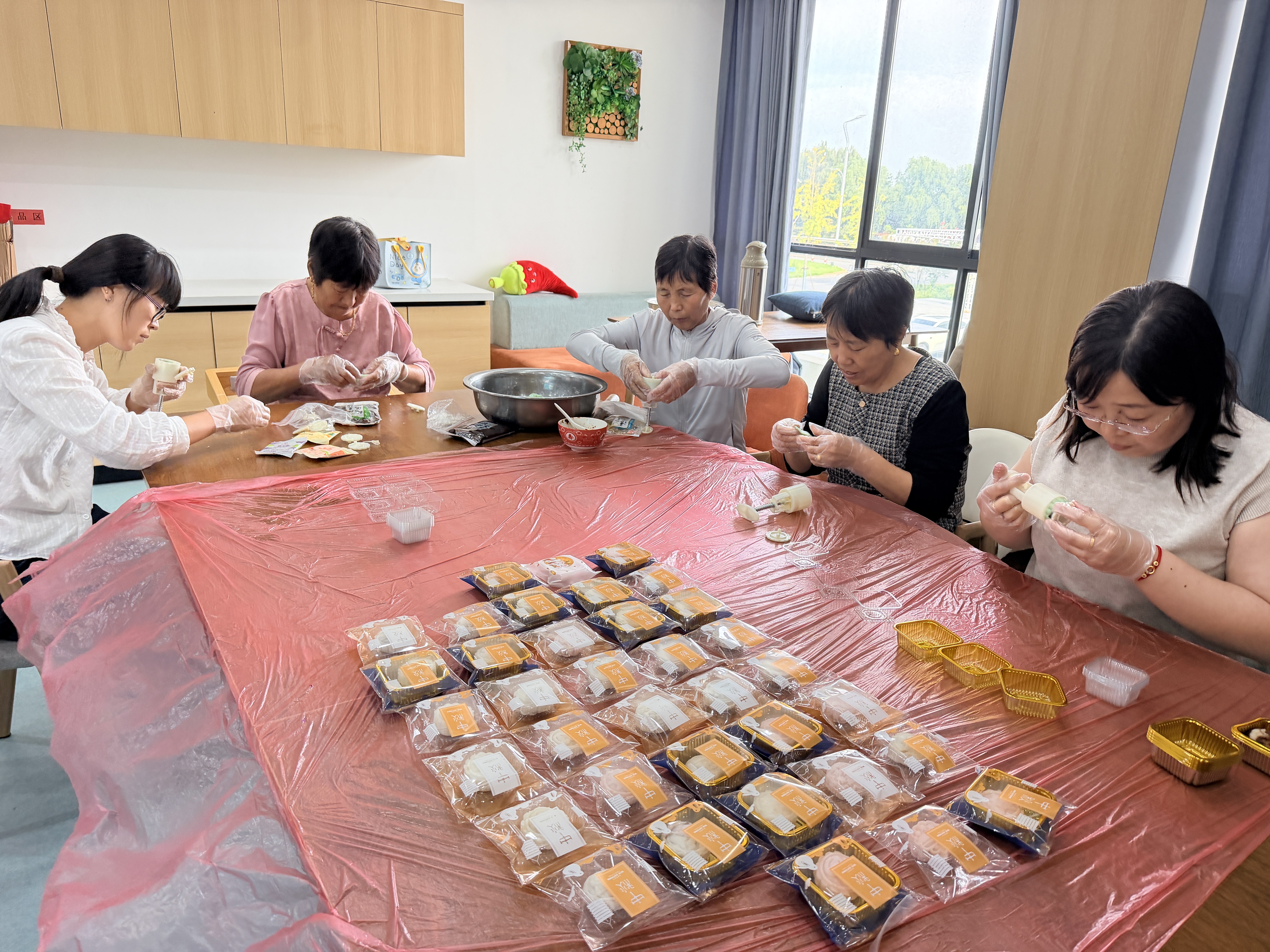 盐东镇开展手工包月饼主题活动