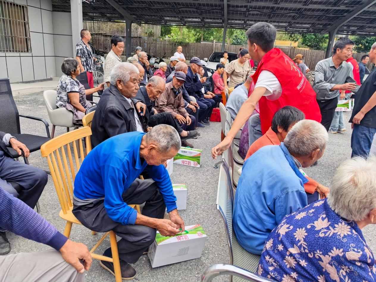 界牌镇周庄村：中秋送关怀道德润乡邻