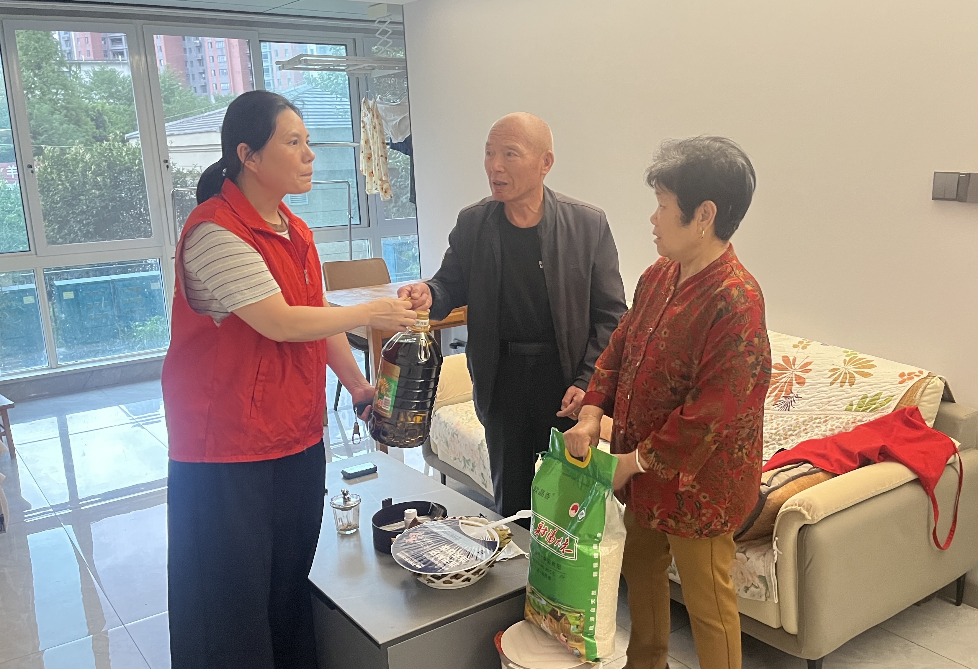 先锋街道东河村开展中秋走访慰问活动