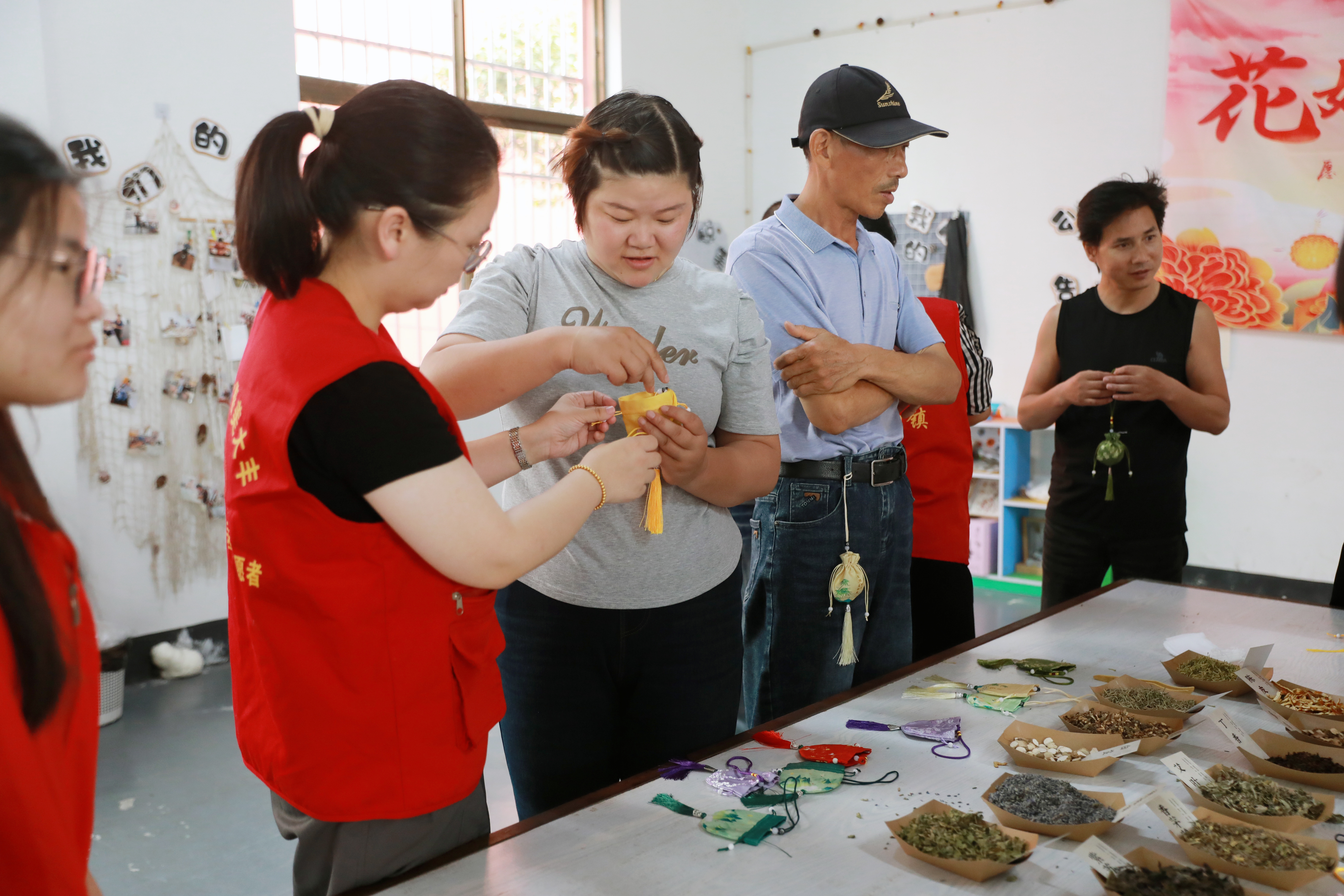 白驹镇志愿者与残友巧手制香囊喜迎佳节