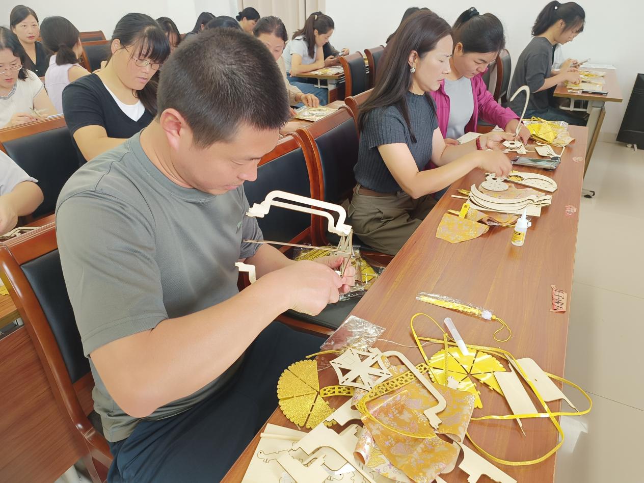 滨海港镇：月满中秋制花灯 传承非遗耀团圆