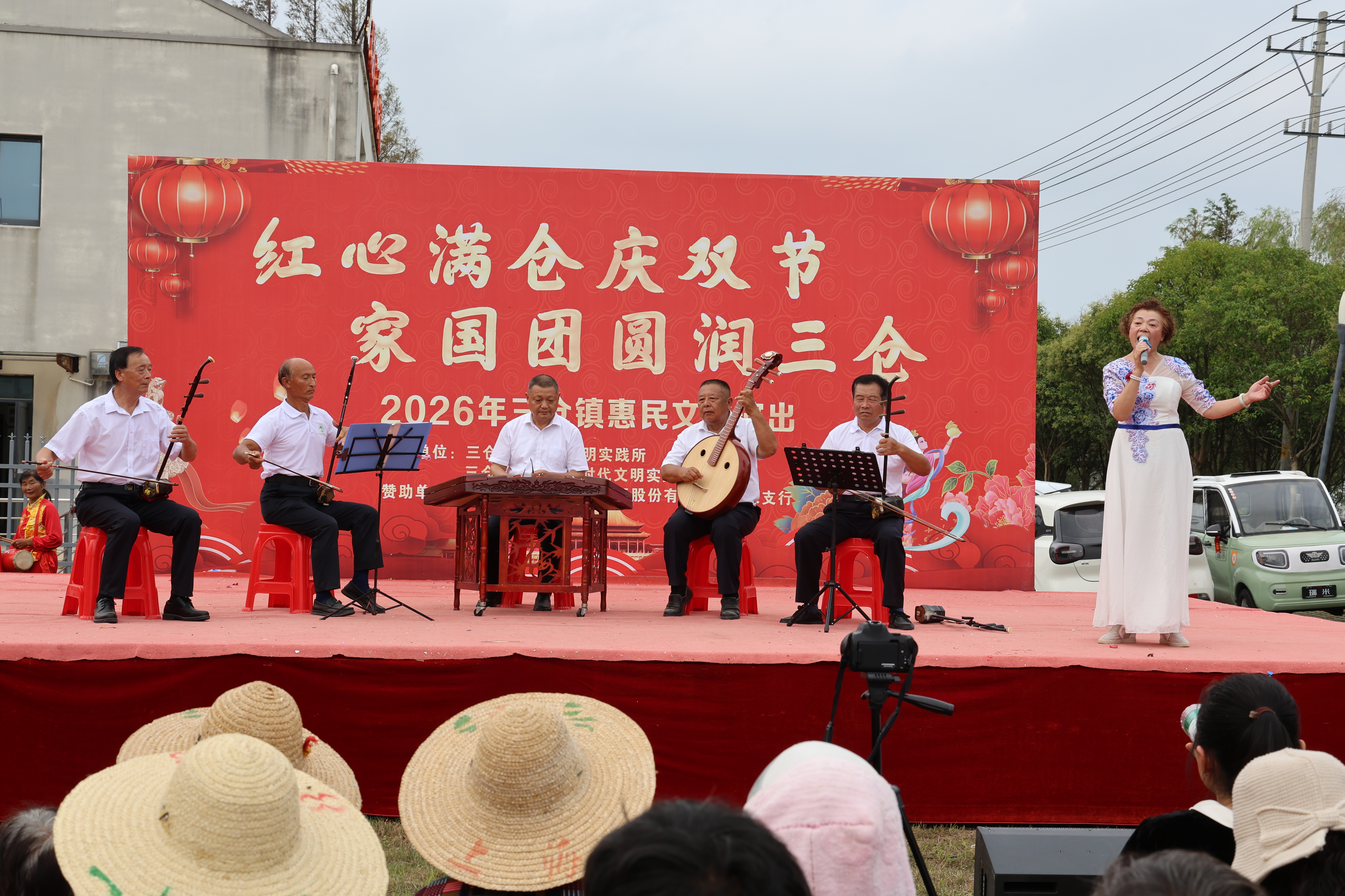东台市三仓镇惠民文艺演出在联南村精彩上演
