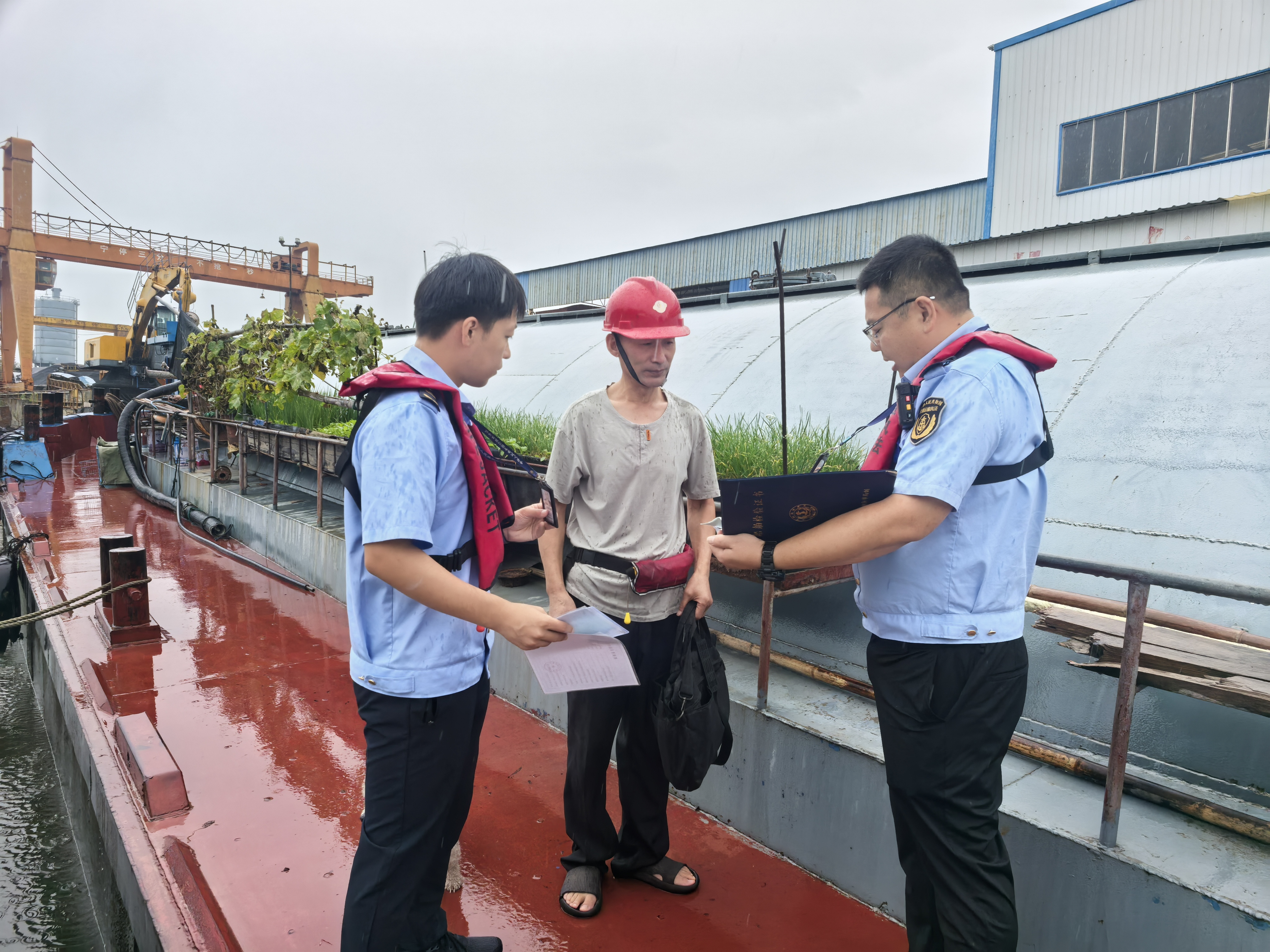 盐城交通执法中秋“站岗”护航团圆路