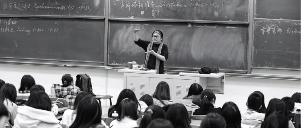 “刘欢退休仍是副教授”引热议，贸大前校长：他对自己的定位首先是老师而不是歌手；学生回忆：他的课300个名额超700人抢，从不用课件