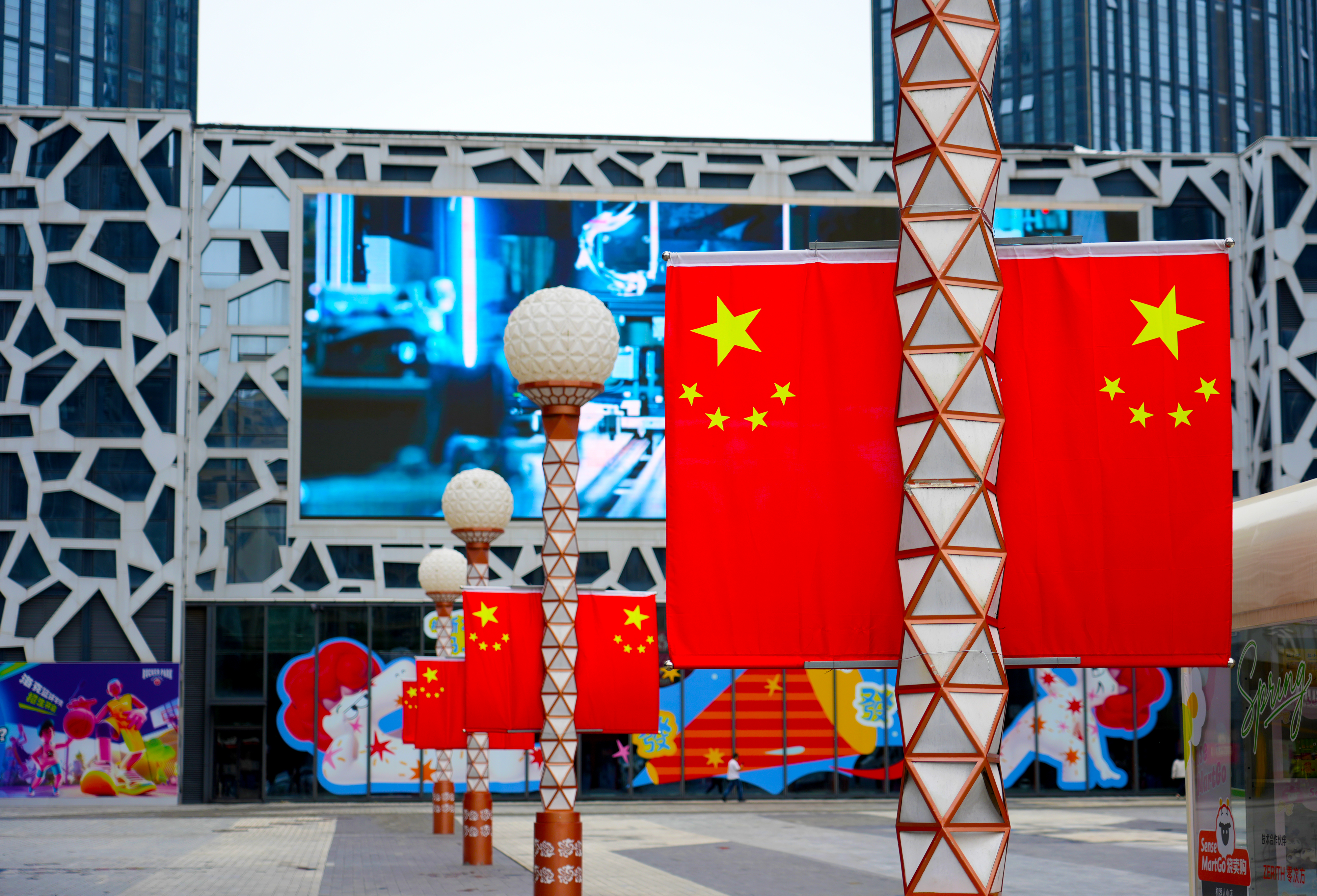 盛装迎国庆 满城 “中国红”