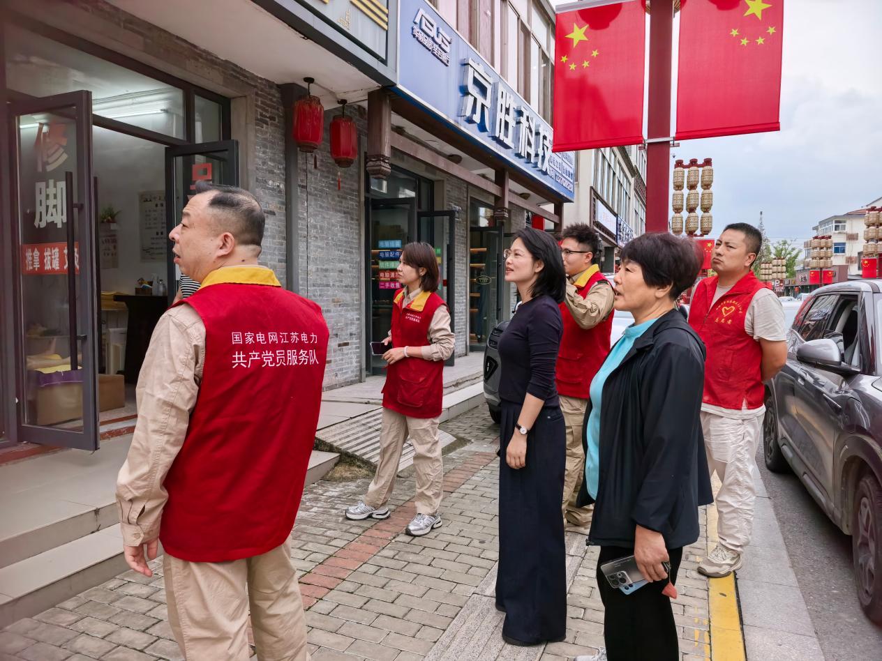 伍佑街道民主社区开展“安全用电进万家”志愿服务活动