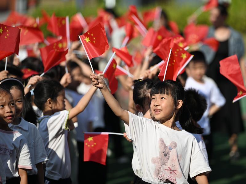 在国庆礼赞中读懂奋进的中国