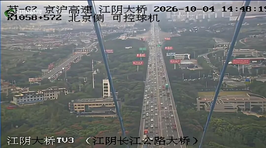 此刻，已堵成鸳鸯锅了！