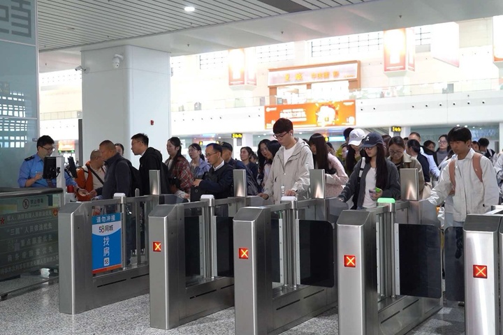 长三角铁路迎国庆假期返程客流高峰 今日预计发送超380万人次