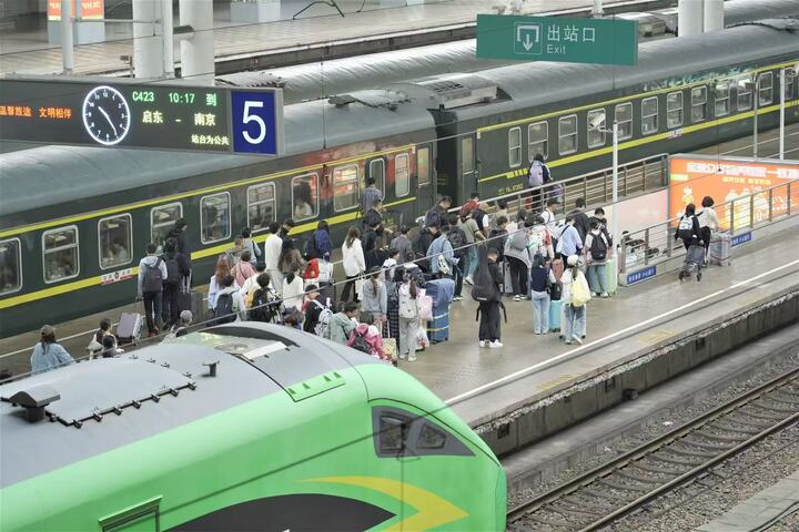 国庆假期，江苏铁路、民航、公路客流持续高位运行