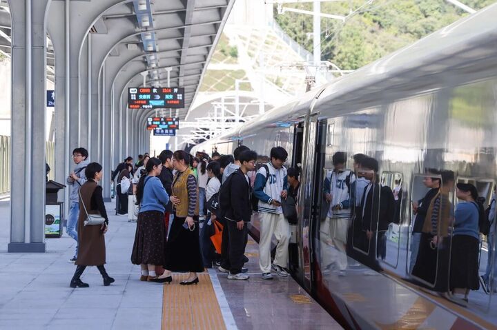 铁路中秋国庆假期累计发送旅客3.02亿人次 多项客运指标创历史新高