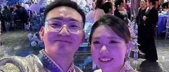“该省省，该花花”，一对新人花3小时手搓AI婚纱照，婚礼迎宾照特意保留AI水印，新郎回应：不觉得丢人，把日子过好比什么都强