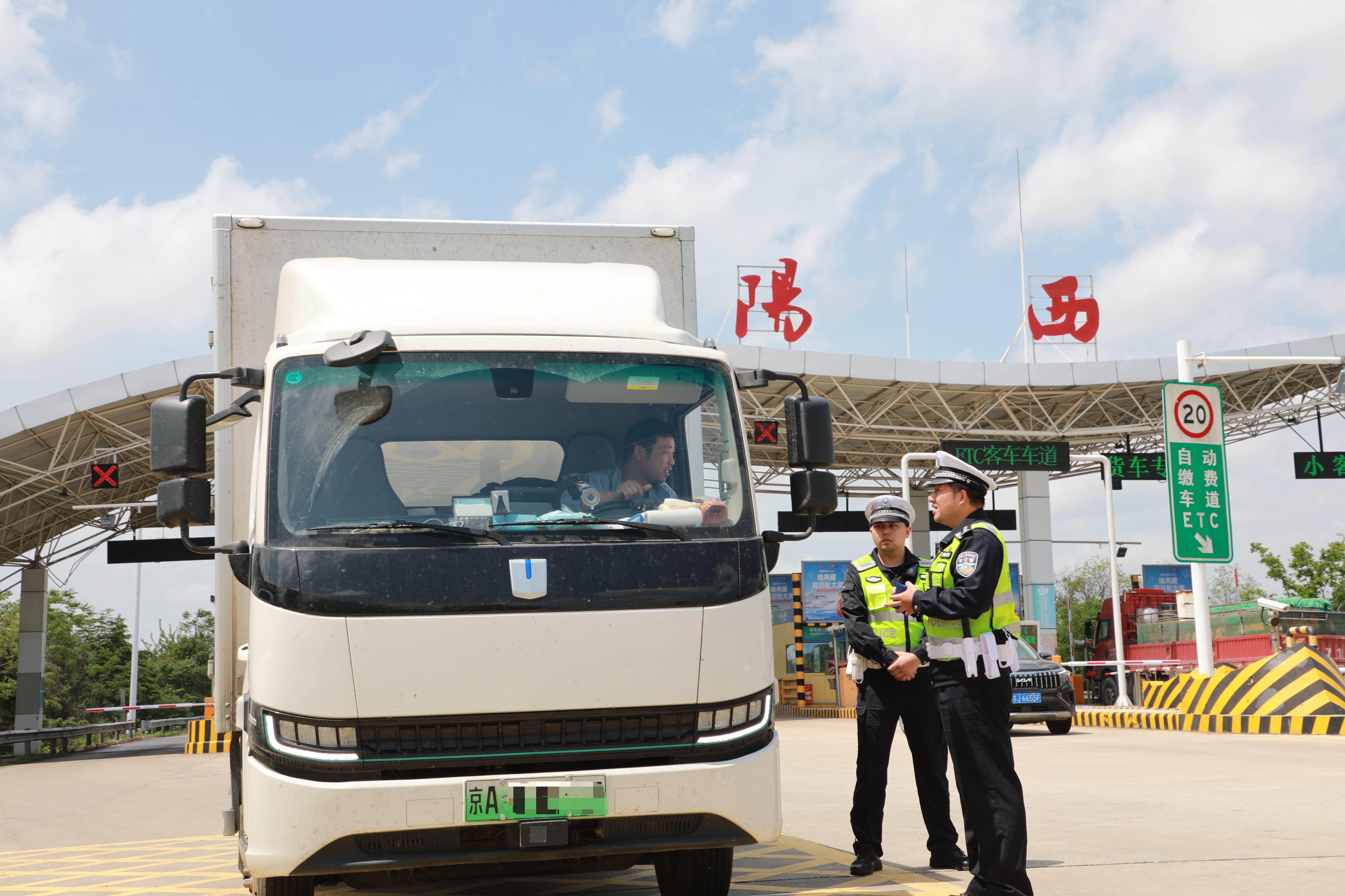 织密高速平安防护网盐城交管“333行动”筑牢道路安全防线