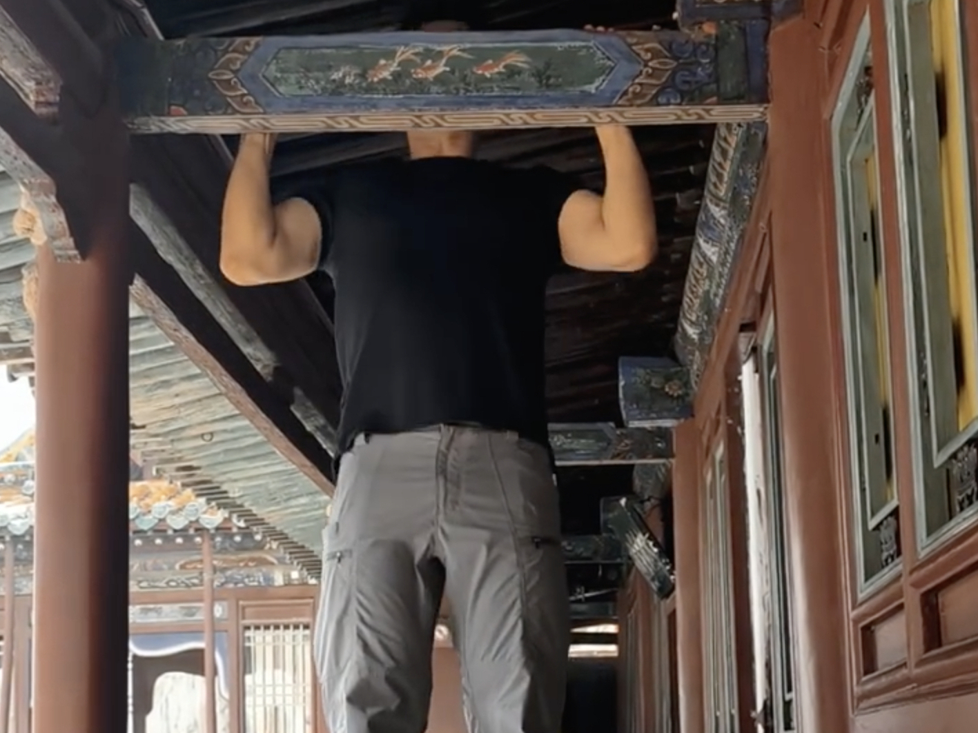 一男子在悬空寺古建横梁上做引体向上 公安已立案调查