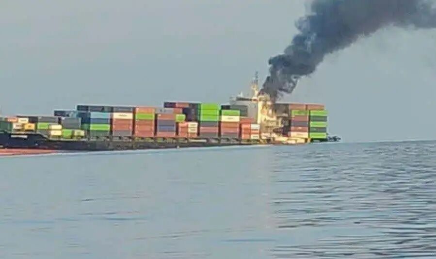 一艘货轮在霍尔木兹海峡触雷沉没
