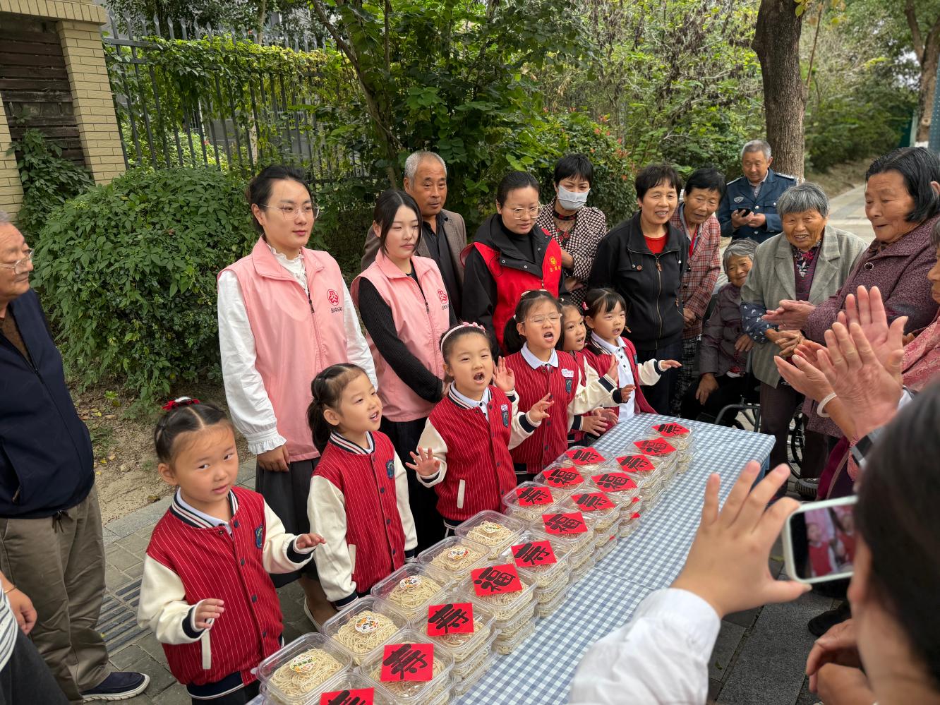 一份长寿面，情暖夕阳红——伍佑街道珠溪社区妇联开展重阳节敬老活动