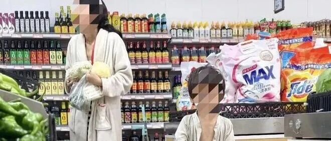 官方回应“男孩衣衫不整跟随母亲游荡”：孩子母亲一度拒绝救助，有关部门已成立工作专班