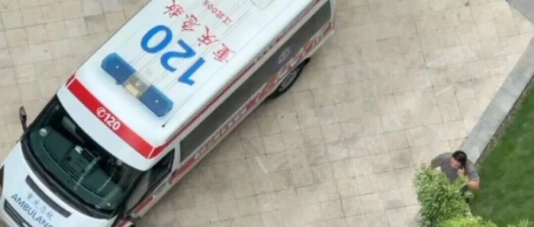 父亲遛狗时2岁儿子从18楼坠亡，母亲以“过失致人死亡”报案获警方受理，其委托律师曾代理“重庆姐弟坠楼案”