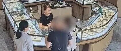 一对夫妻花67.3万买两块劳力士，不挑选、也不试戴；店员劝了2小时后报警：他们先说买给家人，又改口说投资；民警上门时两人正打包寄出