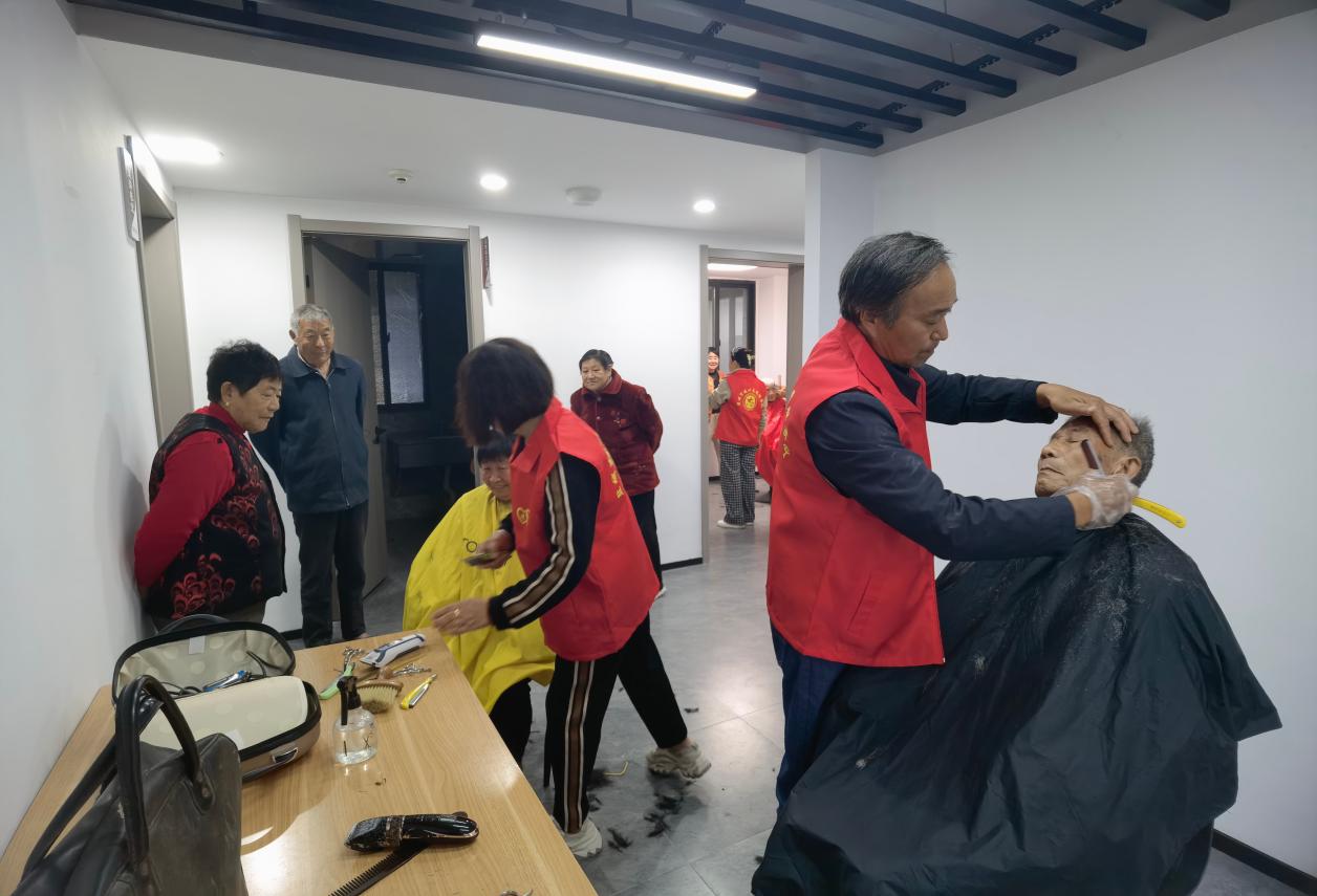伍佑街道珠溪社区：重阳敬老暖人心 志愿服务送真情