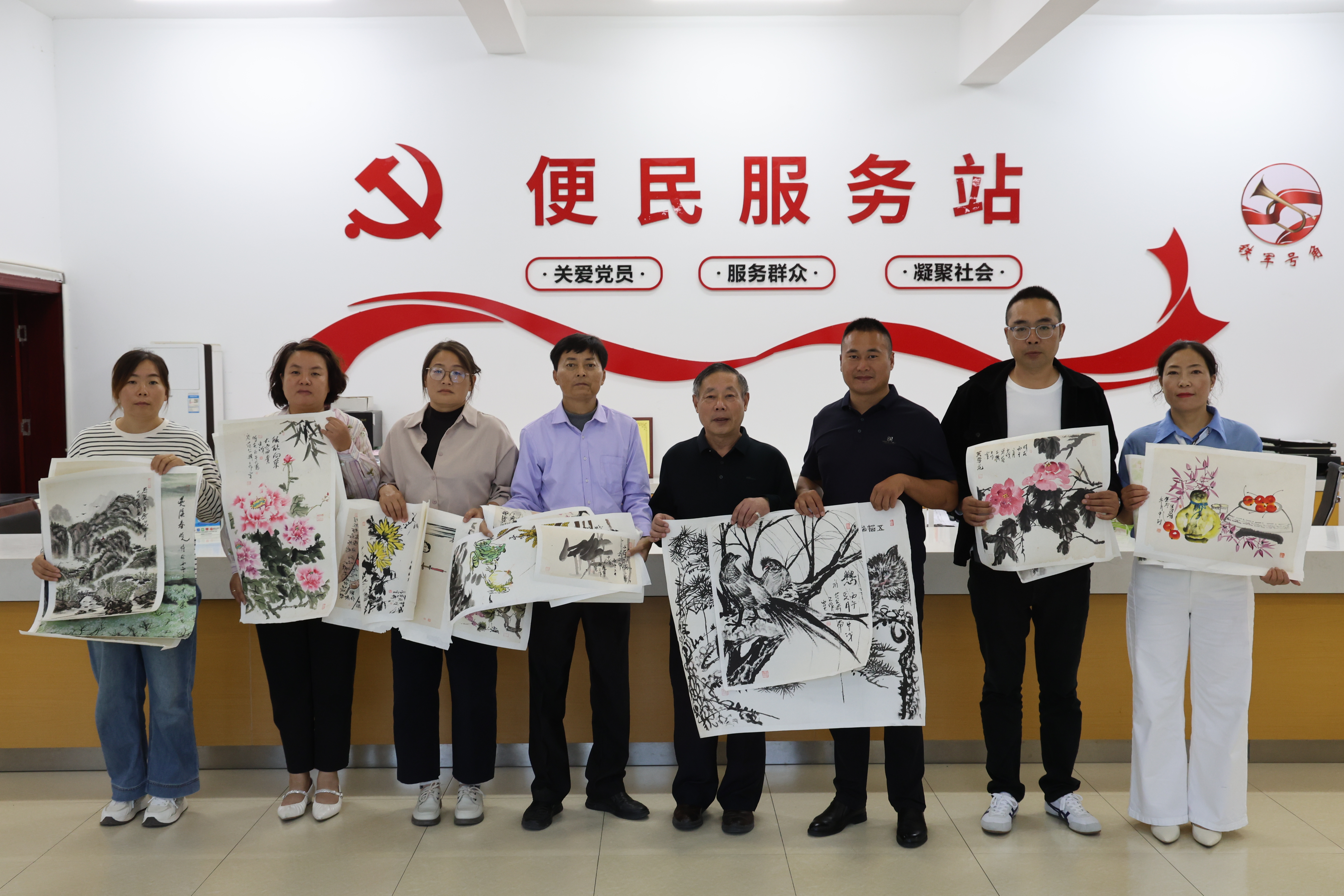 三仓镇联南村获赠一批书画作品