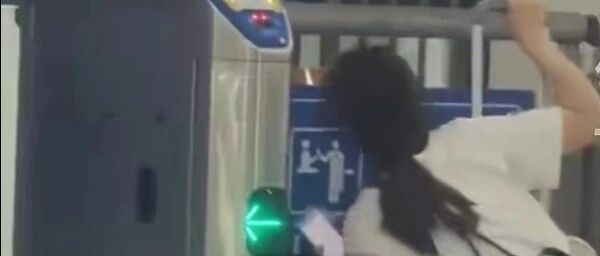 官方通报“女子迟到错过检票跪求工作人员”：列车已停止检票，按规定未予放行，工作人员进行了解释安抚，引导其改乘后续车次