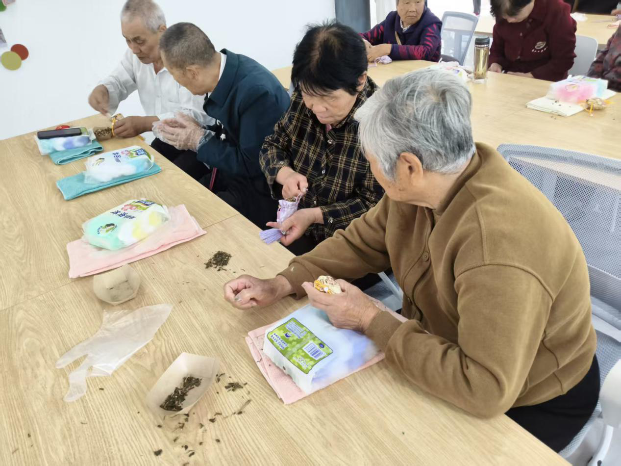 盐城滨海:重阳敬老暖银龄 志愿服务润心田