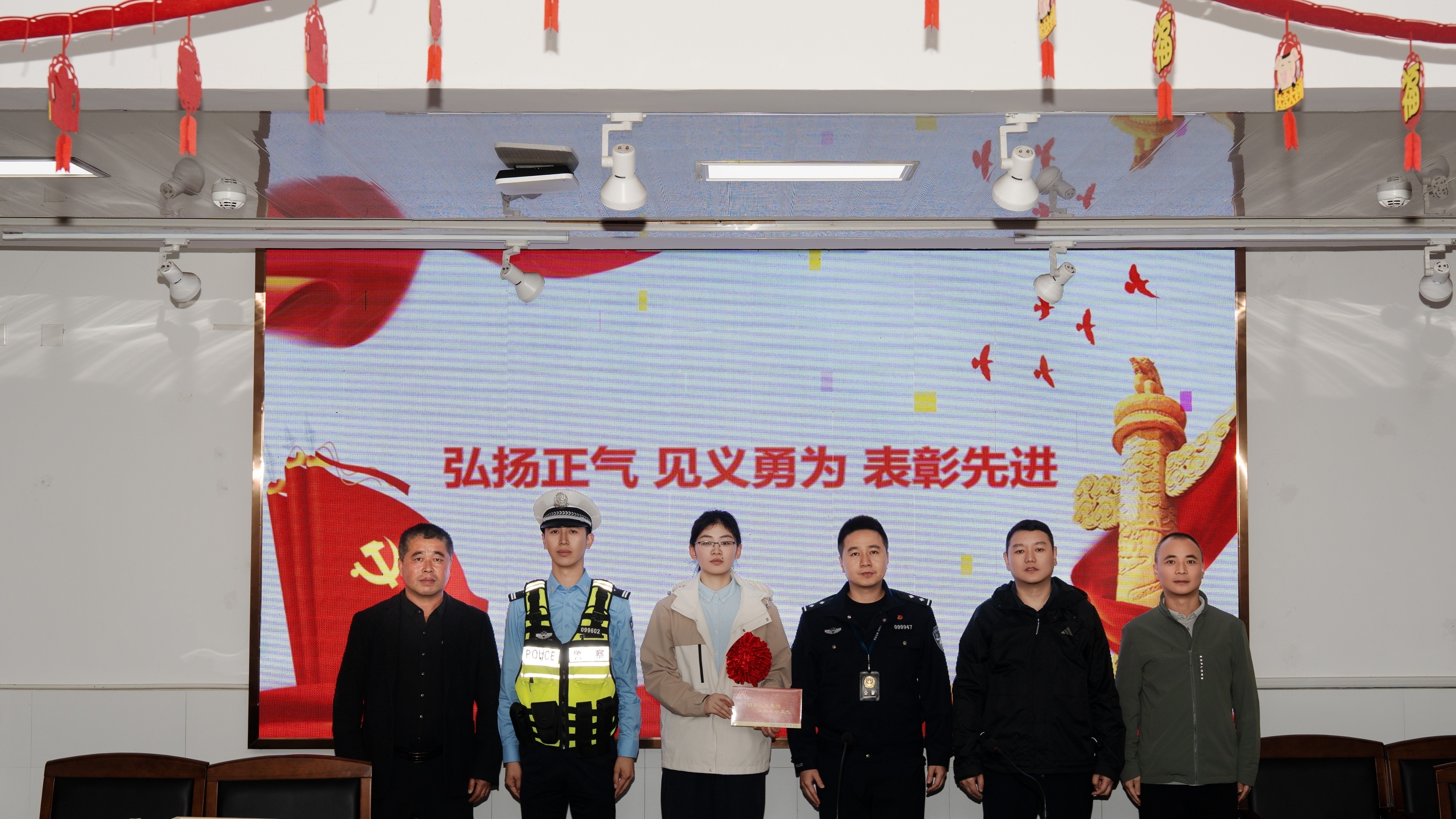 东台00后女村官将见义勇为奖金当场捐赠红十字会