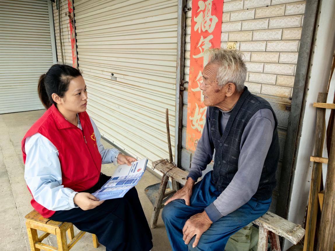 新兴镇新场村开展惠老政策主题宣传活动