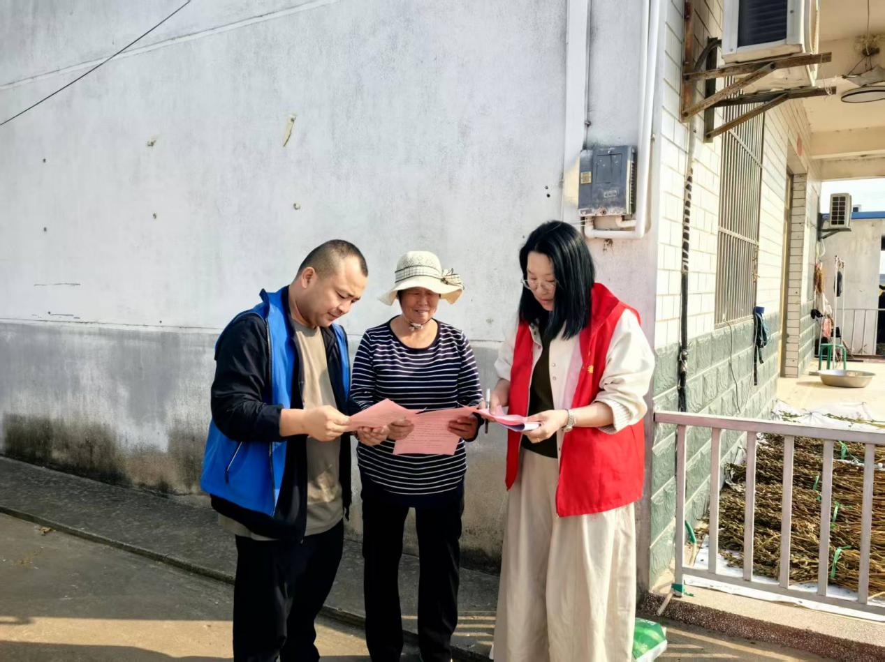 新兴镇双烈村开展秸秆“双禁”宣传活动
