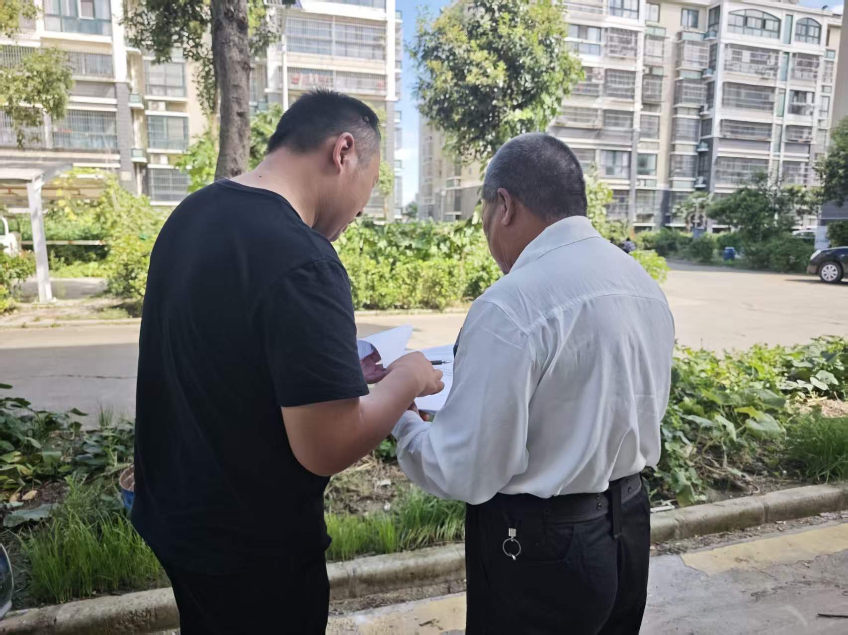 新兴镇镇北社区：综治宣传进小区 服务群众零距离