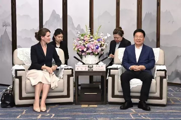 要闻丨严汉平会见法国驻上海总领事荣怡霞