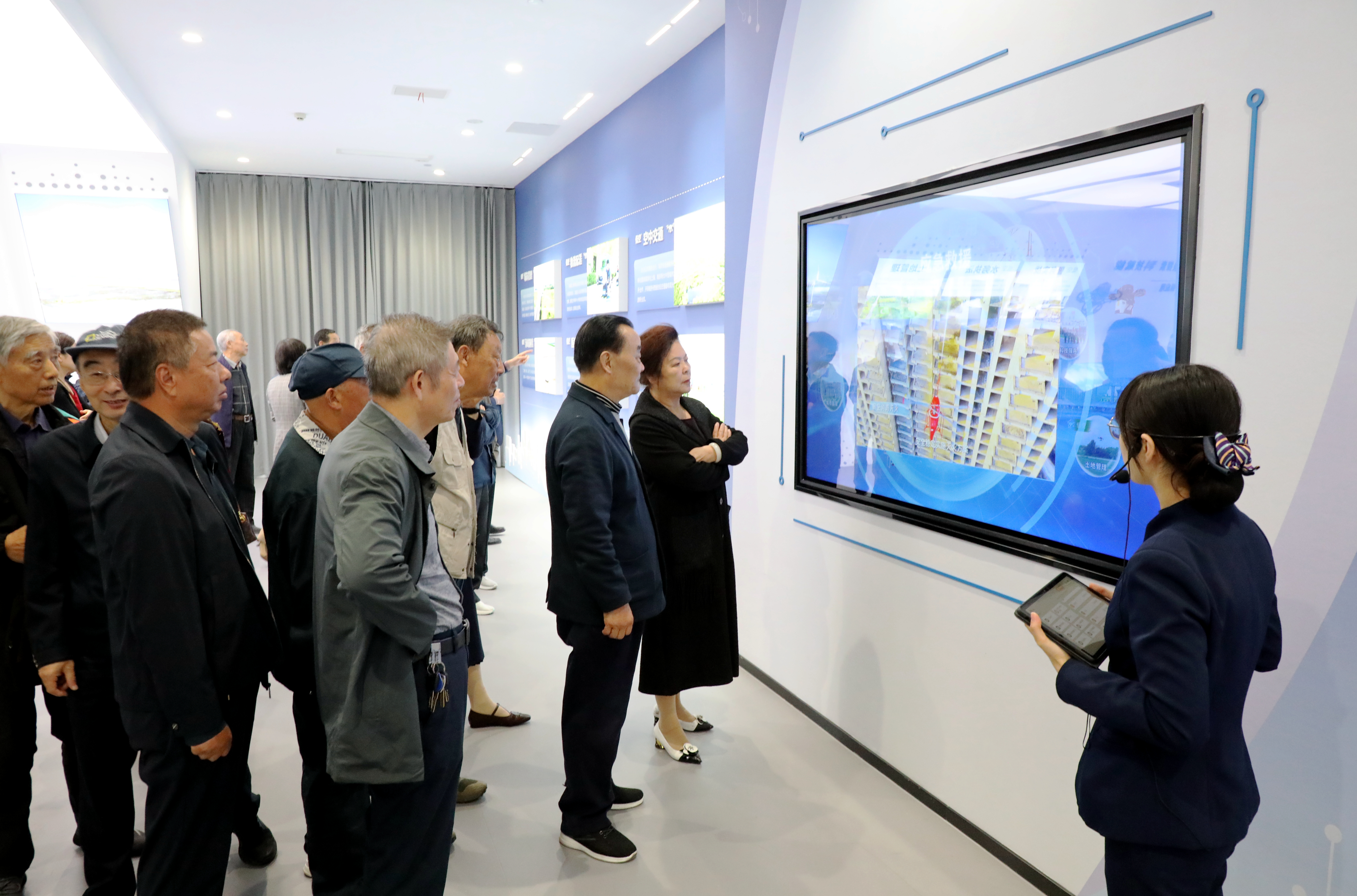 东台市住建局组织老同志参观高新企业  感受发展新成就