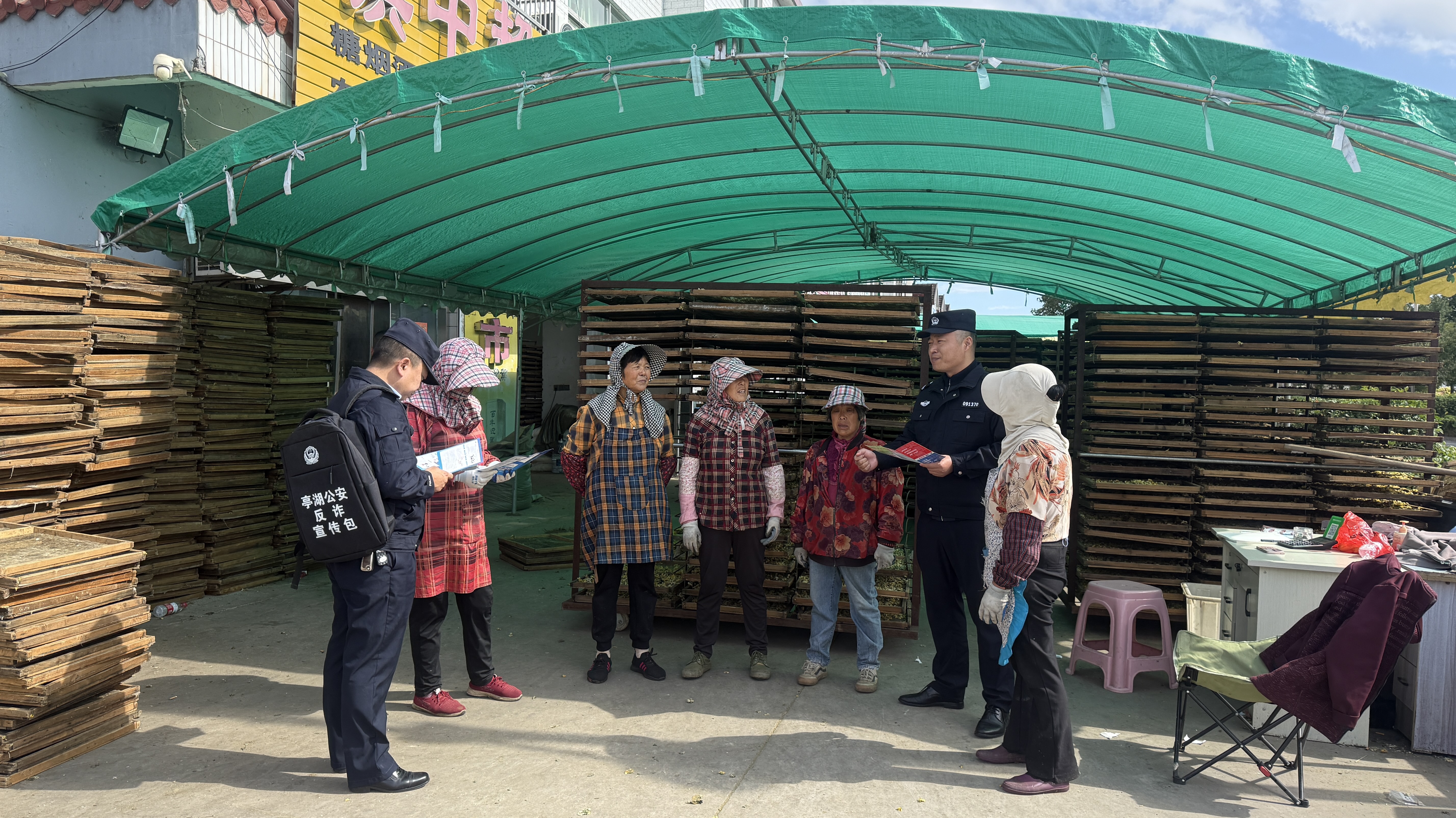 警灯伴丰收 服务到田头亭湖公安多措并举护秋收