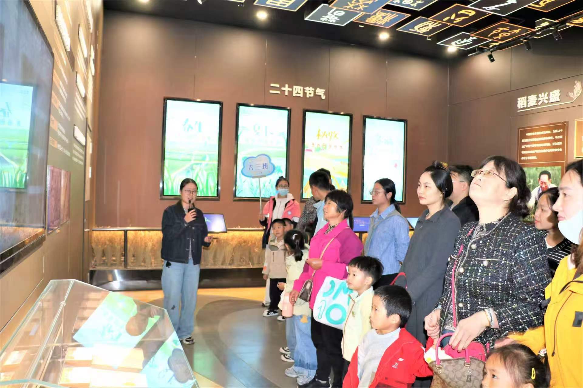 盐城建湖高作镇:亲子探秘“大粮仓” 沉浸式农耕科普之旅