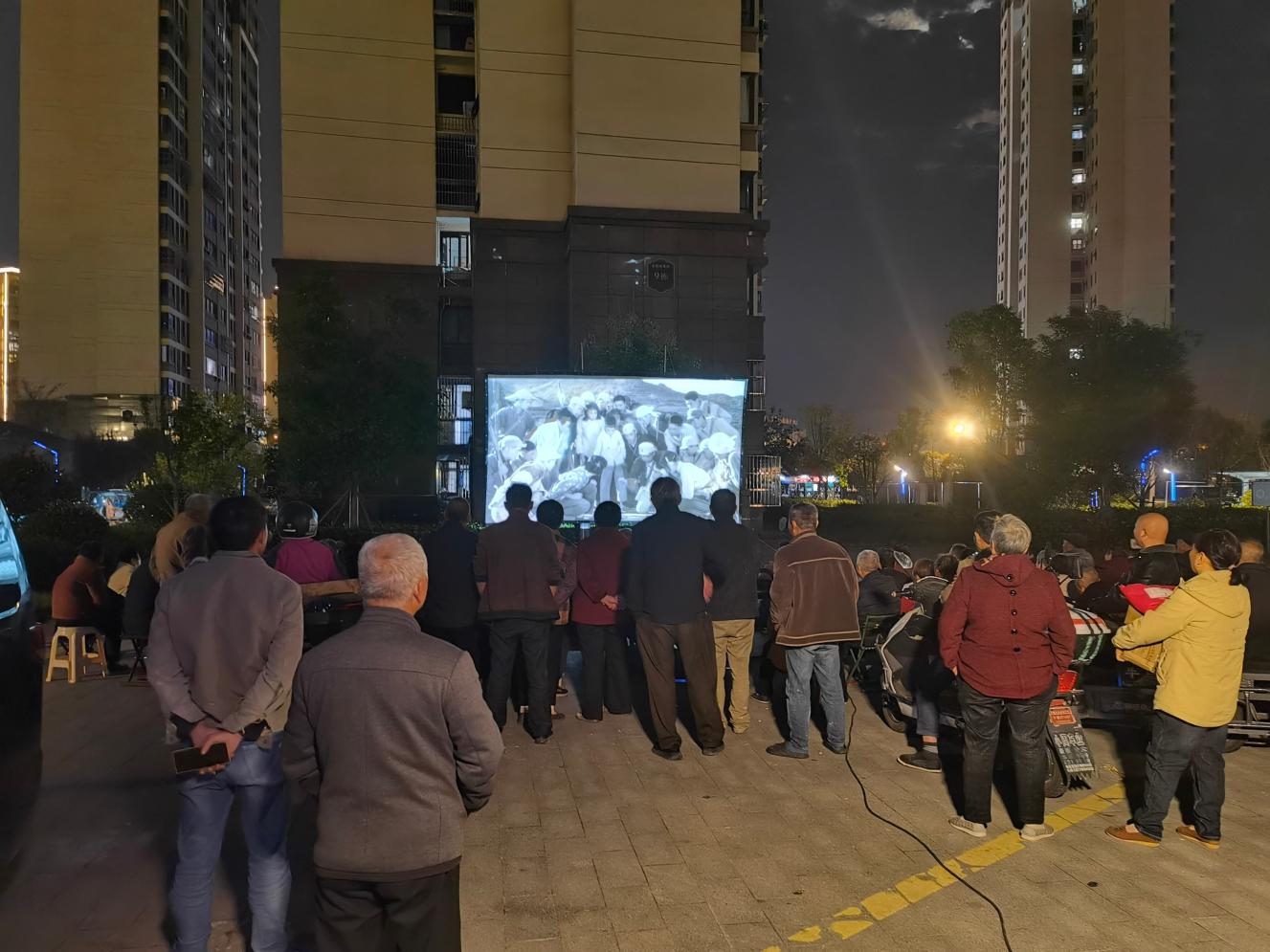 伍佑街道珠溪社区举办为居民放映红色电影活动