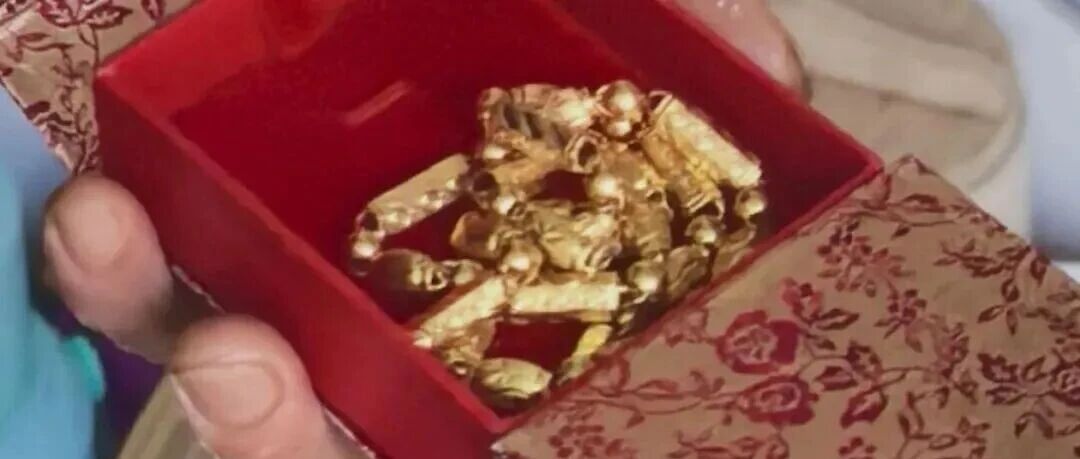 浙江男子的33克黄金项链不翼而飞，警方顺着老鼠屎找回：老鼠把金项链拖到洞口，准备安家