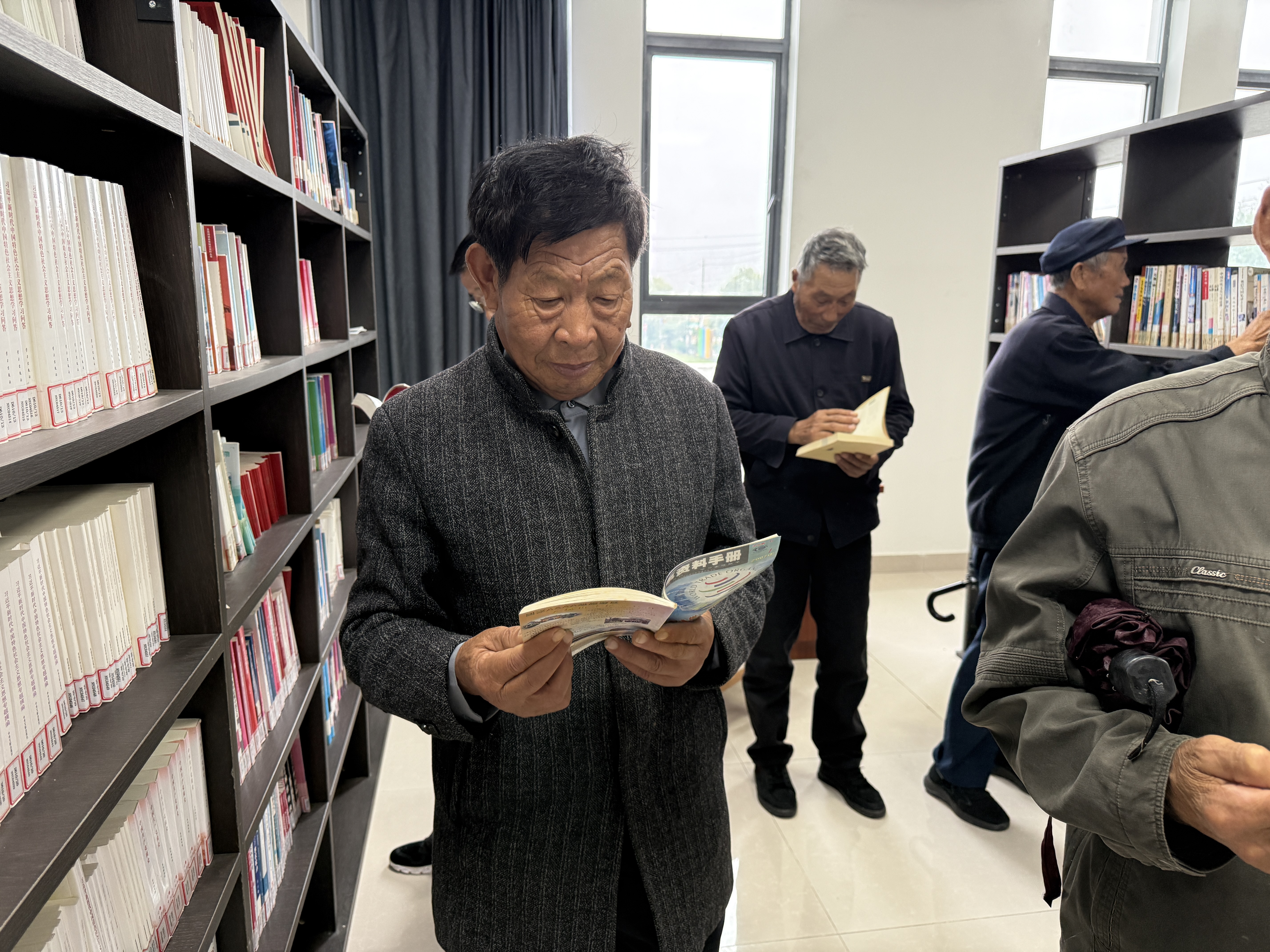 盐东镇桂英村开展红色农家书屋阅读活动